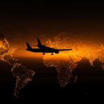 Avión sobre Europa frente a crisis energética y escasez de combustible para aviones, afectando startups de viajes y logística.
