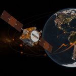 Visual de satélite de Amazon Globalstar expandiendo la red satelital LEO para mejorar la conectividad, destacando impacto en startups de LATAM y España.