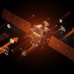 Imagen editorial de satélite con logo de Amazon en tonos naranja y negro representando la compra de Globalstar para el internet satelital y la competencia con Starlink.