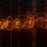 Chips de IA propios de Anthropic en hardware futurista, simbolizando independencia tecnológica y evolución en infraestructura para inteligencia artificial.