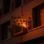 Ladrillos para abejas integrados en fachada urbana, fomentando la biodiversidad y sostenibilidad en construcción con abejas solitarias polinizando.