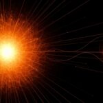 Visualización del Big Bang basada en la teoría de gravedad cuadrática cuántica con ondas gravitacionales, inspirada en física teórica y universo.