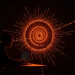 Bug de software de 20 años en Enlightenment E16 Linux visualizado como un ciclo infinito en código naranja y negro, simbolizando deuda técnica y depuración en startups.