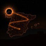 Eclipse solar total 2026 en España con franjas de totalidad resaltadas en naranja sobre el mapa español, simbolizando el evento astronómico y su impacto económico y turístico.