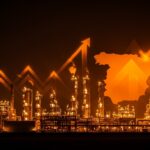 Refinería de petróleo en España destacada como mayor refinador de Europa durante la crisis del estrecho de Ormuz, con énfasis en el mercado energético europeo.