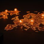 Startup europea frente a un mapa digital iluminado que simboliza la soberanía tecnológica y el impulso del software soberano en Europa.
