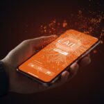 Interfaz holográfica de inteligencia artificial avanzada en un iPhone con Gemma 4 ejecutándose localmente para startups tecnológicas.