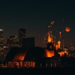Vista artística del Walt Disney Concert Hall con enfoque en su impacto urbano e innovación en ciudades inteligentes.