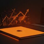 iPad Neo de Apple iluminado en colores naranja y negro, simbolizando su impacto revolucionario en el mercado tecnológico y ecosistema startup hispano.