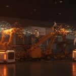 Robots humanoides Unitree G1 en aeropuerto de Haneda automatizando la carga de equipaje para Japan Airlines, destacando la innovación en automatización aeroportuaria y robótica aplicada.