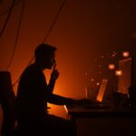 Maximalistas del silencio en startups protegiendo su salud mental mediante desconexión digital y autocuidado tecnológico.