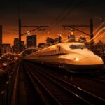 Modelo de negocio del Shinkansen japonés mostrando tren bala en una ciudad moderna con desarrollo urbano orientado al transporte, simbolizando innovación y diversificación de ingresos.