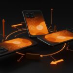 Tres modelos del Motorola Razr 70 en un arreglo estratégico con iluminación en naranja y negro representando segmentación de mercado y estrategia de producto para startups.