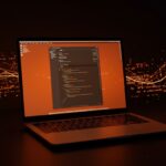 Notepad++ versión nativa para macOS en un entorno moderno con iluminación naranja y negra, simbolizando software libre y programación multiplataforma en startups.