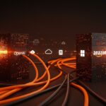 Acuerdo de 50 mil millones entre OpenAI y Amazon simbolizado con torres corporativas conectadas por flujos digitales naranja y negro, destacando la inversión en IA y multi-cloud tras Microsoft.