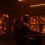 Defensor cibernético utilizando inteligencia artificial en ciberseguridad con interfaces digitales en tonos naranja y negro, destacando la tecnología avanzada de OpenAI GPT-5.5 Cyber y su acceso restringido para startups tech.