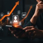 Smartphone OpenAI 2028 con agentes de IA holográficos simbolizando innovación en hardware tech para startups.