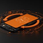 Dispositivo electrónico reciclándose con iconos de economía circular en colores naranja y negro, simbolizando reciclaje de RAEE y oportunidades para startups tech.