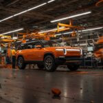 Producción continua del Rivian R2 en fábrica tras tornado EF-1, destacando resiliencia operativa en startups de hardware y vehículos eléctricos.