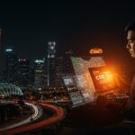 Fundador de startup de movilidad urbana en Singapur analizando mapas digitales con énfasis en el sistema COE y lecciones para mercados de LATAM y España.
