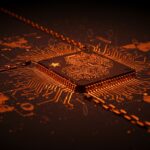 Chip de semiconductores iluminado en naranja y negro representando tensión geopolítica entre China, EEUU e Irán en la cadena de suministro tecnológica.