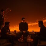 Founders hispanos conectando con venture capitalists en evento StrictlyVC San Francisco 2026 para fundraising y networking en startups tech.