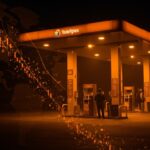 Gasolinera TotalEnergies en Francia con tope de precio en combustible y desabastecimiento, ilustrando la crisis del mercado energético europeo 2026.