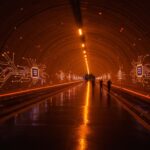 Túnel subacuático Taihu en China iluminado con tecnología LED y elementos de inteligencia artificial, representando avances en infraestructura tecnológica y construcción inteligente.