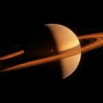 Imágenes detalladas de Saturno en infrarrojo y visible con anillos de hielo y auroras, reveladas por telescopios Webb y Hubble en colaboración científica.