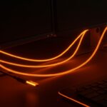 Setup de productividad avanzado con cables Thunderbolt y HDMI para monitores 4K, optimizado para emprendedores y founders.