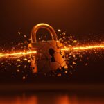 Símbolo de candado digital y flujo de datos en naranja y negro, representando la protección de privacidad y cumplimiento de GDPR para startups.