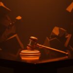 Representación conceptual de gobierno corporativo y conflictos de poder en startups de IA, inspirada en el juicio de OpenAI.