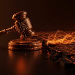 Símbolo de conflicto legal entre OpenAI y Elon Musk representado por un martillo de juez digital en tonos naranja y negro, analizando la gobernanza de la IA para startups.