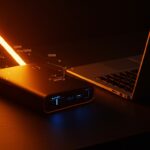 Power bank de alta capacidad 100W para founders, optimizando productividad móvil bajo normativa IATA 2026.