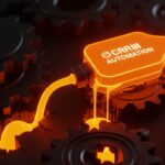 Metáfora de fugas de ingresos en pymes mediante flujo de datos naranjas escapando de un engranaje digital, representando la ineficiencia operativa y la solución CRM.