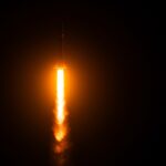 Cohete SpaceX despegando, simbolizando la financiación de contratos gubernamentales y el camino hacia una IPO tecnológica exitosa.