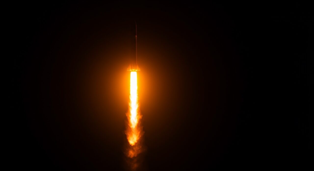 Cohete SpaceX despegando, simbolizando la financiación de contratos gubernamentales y el camino hacia una IPO tecnológica exitosa.