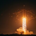 Cohete SpaceX Starship despegando, simbolizando la innovación en la industria aeroespacial y el futuro de las startups deeptech.