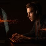 Joven desarrollador trabajando en código puro sin ayuda de IA, representando la formación técnica tradicional y el talento junior en startups.