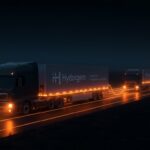 Camiones de transporte pesado impulsados por hidrógeno en una carretera futurista, representando la movilidad sostenible y alianzas estratégicas entre Toyota e Hyroad.