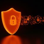 Representación conceptual de privacidad en fintech con un escudo digital naranja protegiendo datos de transacciones financieras.