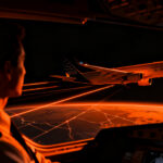 El Airbus A350-1000ULR de Project Sunrise de Qantas sobrevolando el horizonte, simbolizando la aviación de ultra largo alcance.