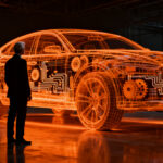 Akio Toyoda y la estrategia de Toyota en la transición energética, analizando el equilibrio entre vehículos híbridos y eléctricos para startups.