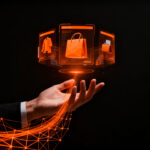 Fundador de e-commerce interactuando con imágenes generadas por IA, representando el impacto de la tecnología visual de Amazon en el retail.