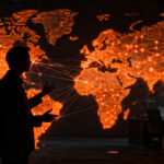 Founder de startup analizando complejo mapa de datos entre Europa y EE. UU. para cumplimiento GDPR y privacidad en 2026.