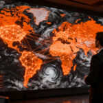 Emprendedor analizando datos climáticos globales para proteger su startup ante El Niño 2026 y oportunidades agrotech.