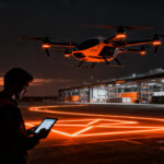 El dron eVTOL de carga Victor de ERC System sobrevolando una infraestructura logística urbana, representando el futuro de la logística autónoma.