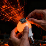 Ingeniero trabajando con microcontrolador ESP32 para soluciones de IoT y computación descentralizada en startups.