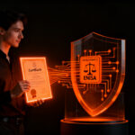 Emprendedor con certificado ENISA y seguro jurídico para startups, representando la protección legal y cobertura de Iris Global en España.