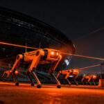 Robots Spot de Boston Dynamics vigilando un estadio de fútbol con tecnología de inteligencia artificial para el Mundial 2026.